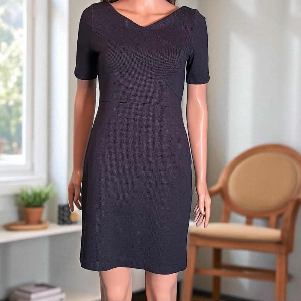 Banana Republic. Blue Pin Dot Sheath Dress. Stretch. Fitted Silhouette. Size 4